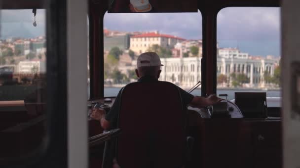 Kapitän Eines Kommerziellen Fischereifahrzeugs Das Sich Auf Dem Bosporus Der — Stockvideo