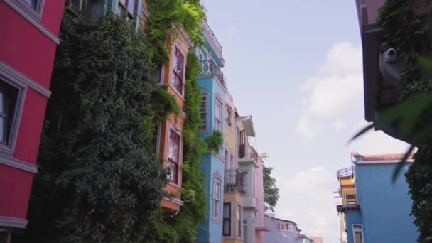 Πολύχρωμα Σπίτια Στο Μπαλάτ Δημοφιλή Στους Τουρίστες Μπαλάτ Είναι Παραδοσιακή — Αρχείο Βίντεο