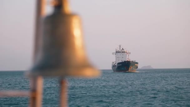 Корабельный Колокол Красного Цвета Фоне Голубого Неба Города Стамбула Крупным — стоковое видео