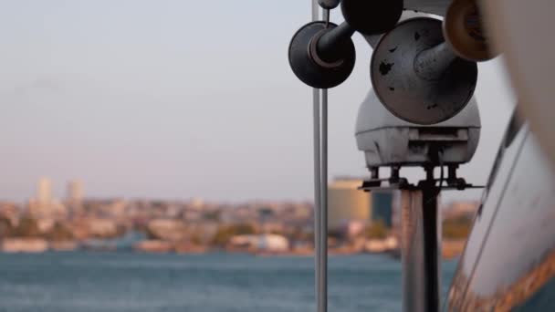 Loudspeaker Συνδέεται Κατάρτι Του Πλοίου Στη Θάλασσα Κοντινό Πλάνο Μεγάφωνο — Αρχείο Βίντεο