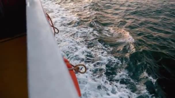 Vista Desde Cubierta Lateral Través Boya Salvavidas Barco Navegando Mar — Vídeos de Stock