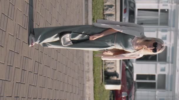 Jonge Mooie Blanke Zakenvrouw Met Een Zonnebril Die Straat Loopt — Stockvideo