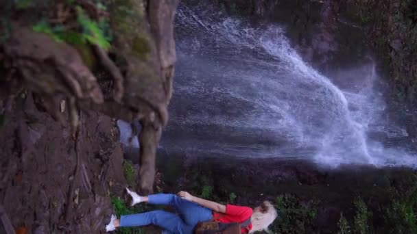 Şelalenin Önünde Duran Kadının Arka Görüntüsü Sırt Çantalı Kadın Dağ — Stok video
