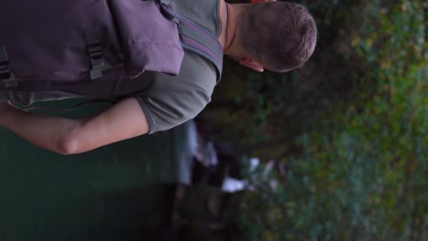 Красивый Молодой Человек Рюкзаком Открытом Воздухе Фоне Горной Реки Лесу — стоковое видео
