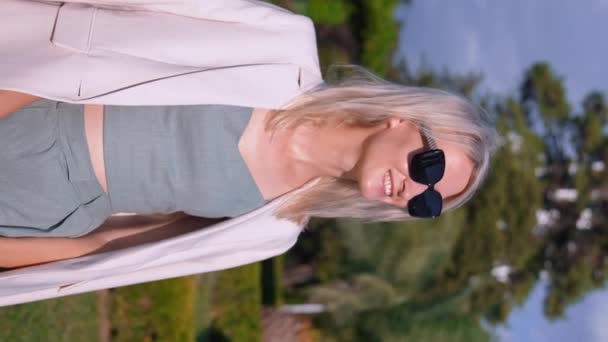 Młoda Piękna Biała Bizneswoman Okularach Przeciwsłonecznych Spacerująca Ulicą Słoneczny Dzień — Wideo stockowe