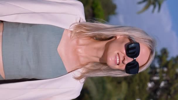Młoda Piękna Biała Bizneswoman Okularach Przeciwsłonecznych Spacerująca Ulicą Słoneczny Dzień — Wideo stockowe