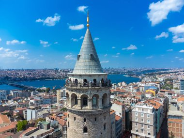 İstanbul, Türkiye - Eylül 12023: İstanbul 'un tarihi sembollerinden biri olan Galata Kulesi' nin turistlerle yakın görüntüsü. Güneşli bir günde İstanbul 'daki Galata Kulesi manzarası.