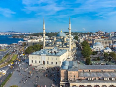 İstanbul 'un camiler, rıhtımlar, ulaşım, yoldan geçenler, güneşli bir günde turistler, insansız hava aracı manzaralı kentsel manzarası.