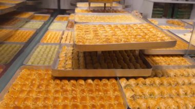Türk Şekerlemeleri Şovu Arap sokak pazarının tezgahında geniş çeşitlilik, baklava ve fındıklı Türk lokumu.