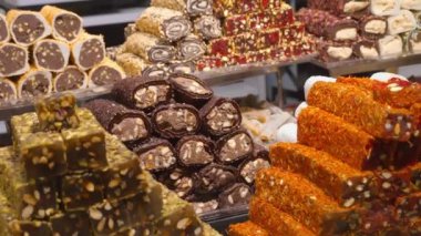 Türk Şekerlemeleri Şovu Arap sokak pazarının tezgahında geniş çeşitlilik, baklava ve fındıklı Türk lokumu.