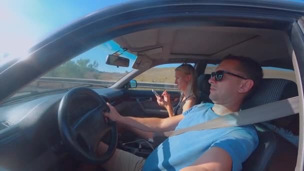 Radosny Mężczyzna Kobieta Rejestrujący Radosne Chwile Podczas Jazdy Drodze Przekraczając — Wideo stockowe