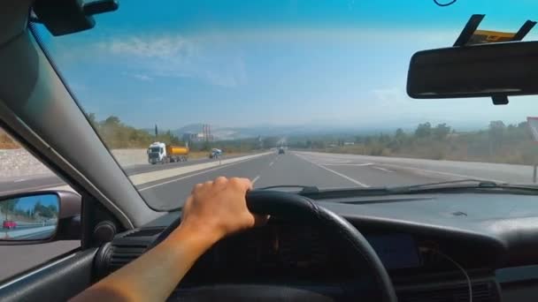 Πρώτη Πρόσωπο Άποψη Του Αυτοκινήτου Στην Άσφαλτο Δρόμο Μέσα Από — Αρχείο Βίντεο