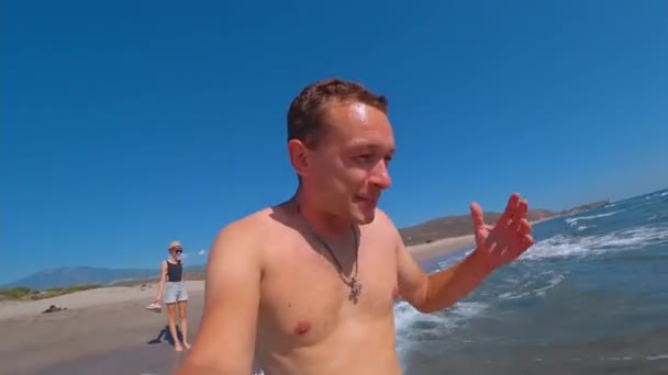 Чоловічий Блогер Йде Красивому Пляжі Описує Гарячий Сонячний День Входить — стокове відео