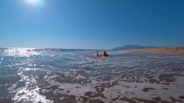 Беззаботный Человек Плавках Отдыхает Пустынном Пляже Жаркий Солнечный День Наслаждаясь — стоковое видео