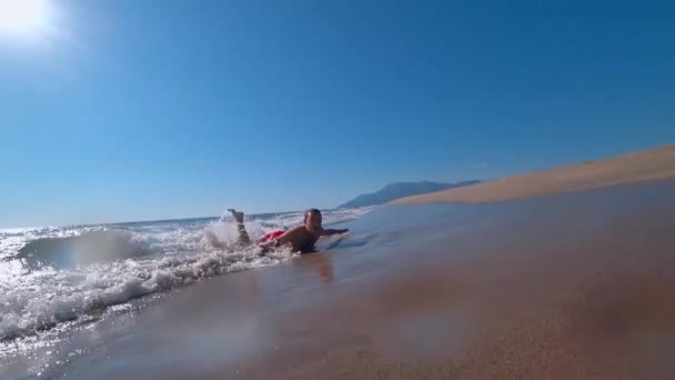 Bezstarostný Muž Plaveckých Trenýrkách Odpočívající Opuštěné Pláži Spalujícího Slunečného Dne — Stock video