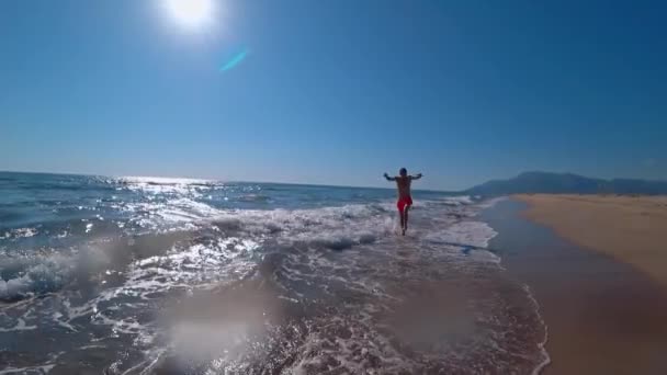 뜨거운 햇빛의 해변에서 휴식을 트렁크에 Carefree 순간을 즐기는 바다와 아이처럼 — 비디오