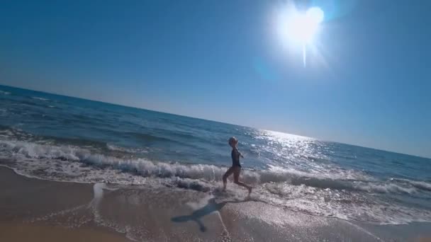 Mujer Despreocupada Traje Baño Relajándose Playa Desierta Día Soleado Caliente — Vídeos de Stock