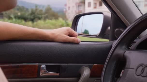 Άνθρωπος Οδήγηση Αυτοκίνητο Πλευρά Άποψη Μέσα Καμπίνα Κοντινό Πλάνο Των — Αρχείο Βίντεο