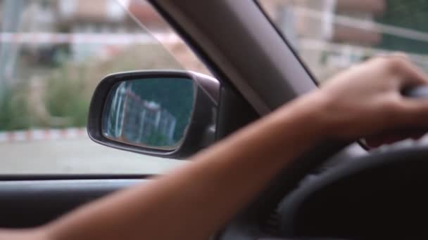 Άνθρωπος Οδήγηση Αυτοκίνητο Πλευρά Άποψη Μέσα Καμπίνα Κοντινό Πλάνο Των — Αρχείο Βίντεο