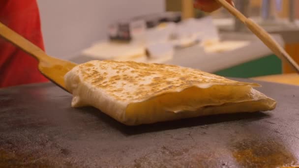 Cocine Prepara Panqueques Pasteles Una Estufa Grande Bandeja Comida Callejera — Vídeo de stock
