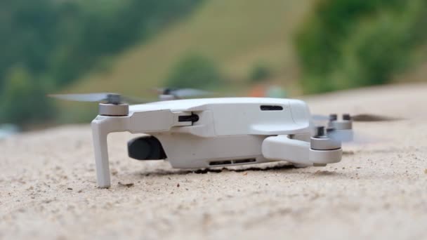 Drone Απογειώνεται Από Την Επιφάνεια Του Δαπέδου Στη Φύση Ανοιχτό — Αρχείο Βίντεο