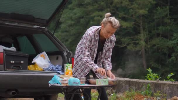 Picknick Szene Der Natur Mit Gedecktem Tisch Für Lebensmittel Frau — Stockvideo