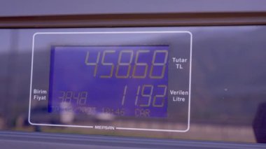 ISTANBUL, TURKEY - SEPTEMBER 1, 2023: LCD ekranlı ve Türk rirasındaki litre başına fiyat ve rakamlarla çalışan son model benzin istasyonu. Benzin mi mazot mu?.