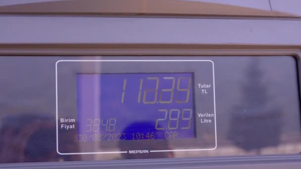 トルコリラのLcdディスプレイと1リットルあたりの数字と価格で実行されている最先端のガソリンスタンド ガソリンまたはディーゼル — ストック動画