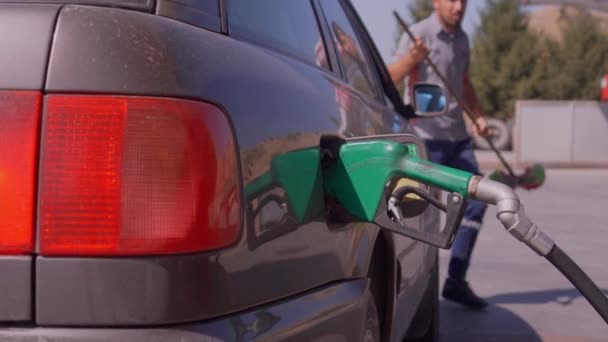 特写射击 在加油站加油时 将加油喷嘴插入到汽车的燃料颈部 能源和运输概念 — 图库视频影像