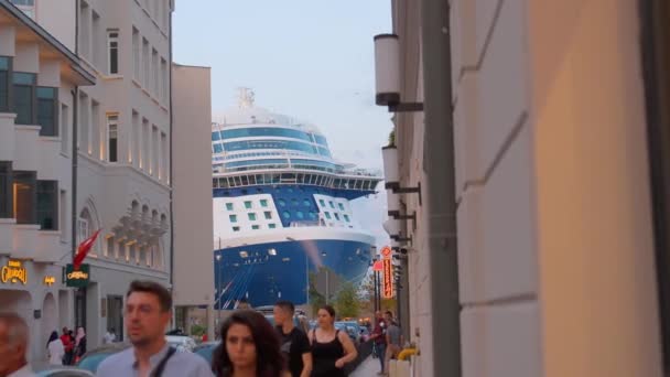 イスタンブールのクルーズ船 港の大型クルーズ船 歴史的な通りで観光客や地元の人々とシティスケープ — ストック動画
