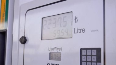 ISTANBUL, TURKEY - SEPTEMBER 1, 2023: LCD ekranlı ve Türk rirasındaki litre başına fiyat ve rakamlarla çalışan son model benzin istasyonu. Benzin mi mazot mu?.