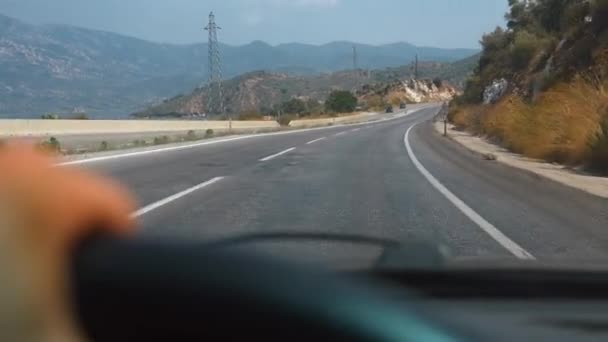Вид Першої Особи Автомобіля Асфальтній Дорозі Через Лобове Скло Автомобіля — стокове відео