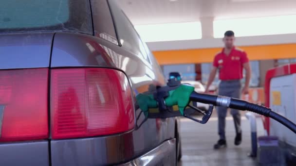 特写射击 在加油站加油时 将加油喷嘴插入到汽车的燃料颈部 能源和运输概念 — 图库视频影像