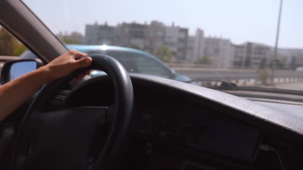 Πρώτη Πρόσωπο Άποψη Του Αυτοκινήτου Στην Άσφαλτο Δρόμο Μέσα Από — Αρχείο Βίντεο