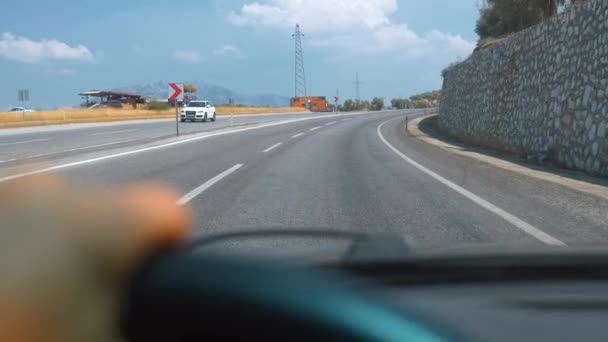 Вид Першої Особи Автомобіля Асфальтній Дорозі Через Лобове Скло Автомобіля — стокове відео