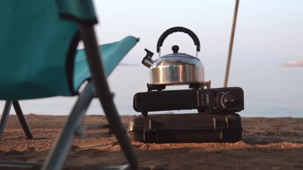 Metallkessel Der Auf Dem Campinggasherd Kocht Vor Dem Hintergrund Des — Stockvideo