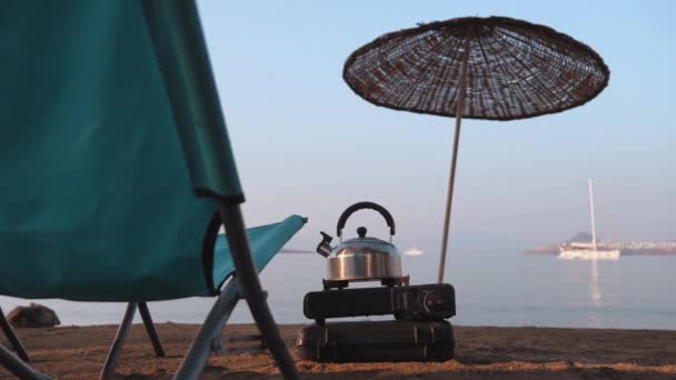 Металлический Чайник Кипящий Газовой Плите Кемпинга Фоне Безмятежного Озера Гор — стоковое видео