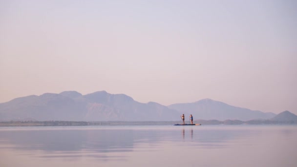 Пригодницька Пара Насолоджується Стоячи Соковій Поїздці Гірському Озері Сході Сонця — стокове відео