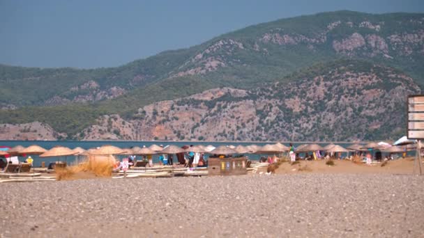 Izmir Turquia Setembro 2023 Grupo Pessoas Desfrutando Relaxante Dia Praia — Vídeo de Stock