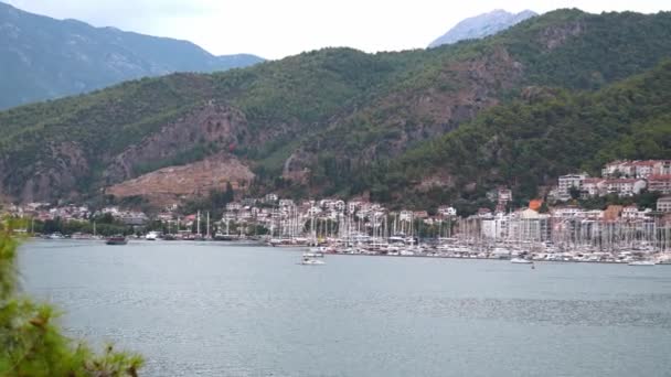 トルコのフェティエの海岸を見る フェティエはトルコのリビエラで人気のある観光地です ターコイズの水 夏のシーズンマリーナに搭載されたヨットと帆船 ハーバーとヨットビュー フェティエ ムグラ — ストック動画