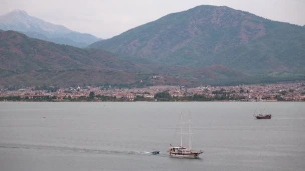トルコのフェティエの海岸を見る フェティエはトルコのリビエラで人気のある観光地です ターコイズの水 夏のシーズンマリーナに搭載されたヨットと帆船 ハーバーとヨットビュー フェティエ ムグラ — ストック動画