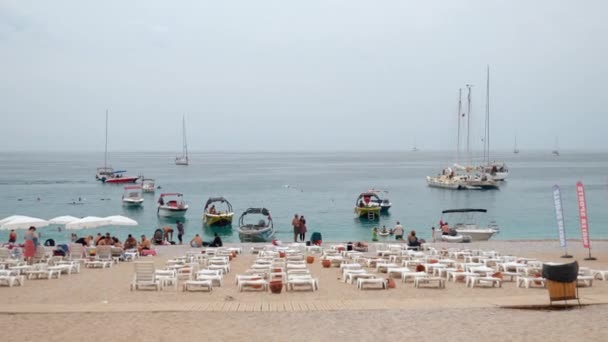 Zmir 2021년 올루데니스 해변에서 편안한 해변의 즐기는 사람들의 햇볕이 아름다운 — 비디오