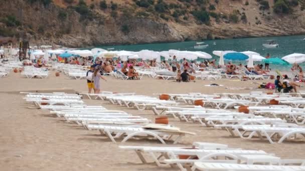 Zmir Turkey September 2023 オルデニズビーチでリラックスしたビーチデイを楽しむ人々のグループ 日当たりの良い日に美しい山の風景を賞賛し 海で日光浴とリラックス — ストック動画