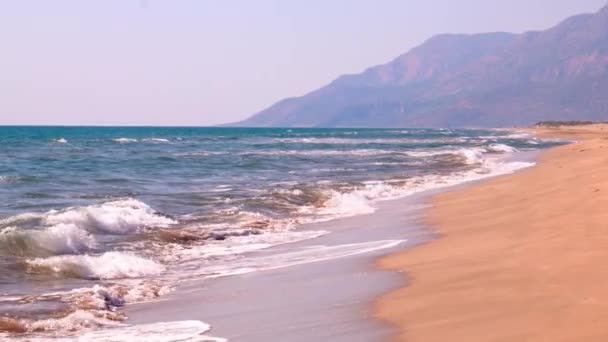 Вид Золотой Песчаный Пляж Чистой Морской Водой Величественные Горы Заднем — стоковое видео