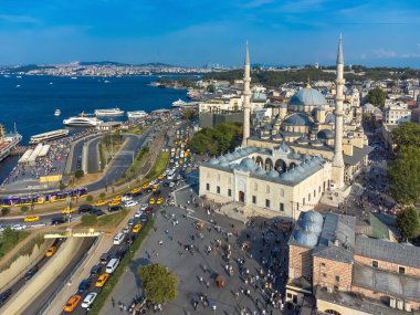 İstanbul, Türkiye - Eylül 12023: İstanbul 'da camiler, iskeleler, ulaşım, yoldan geçenler, güneşli bir günde turistler ve insansız hava aracı manzaralı şehir manzarası.