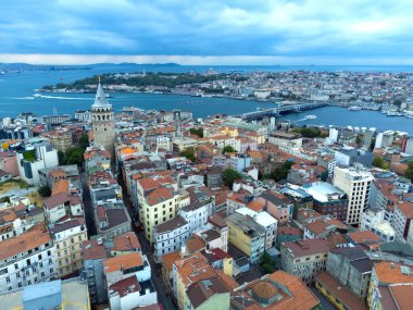 İstanbul, Boğaz ve Altın Boynuz 'un tarihi merkezi Galata Kulesi' nin insansız hava aracı görüntüsü. İstanbul, Türkiye 'nin kentsel manzaraları.