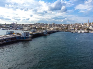 Galata Köprüsü ve Golden Horn Körfezi 'nin yolcu feribotlarıyla güzel insansız hava aracı görüntüsü, İstanbul, Türkiye