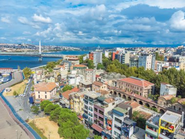 Güneşli bir yaz gününde İstanbul 'un insansız hava aracı manzarası. Binaların mimari tasarımı, tarihi şehrin kamusal alanları.