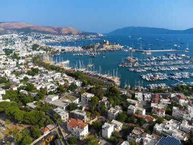 Güneşli bir günde Bodrum şehri, marina ve antik Aziz Peter veya Kalesi Şatosu 'nun güzel manzarası, Türkiye.