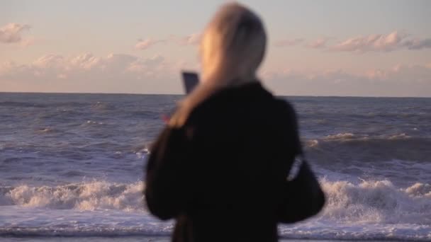 Bakåt Kvinnan Rock Står Framför Havet Filmar Havet Med Mobilkamera — Stockvideo